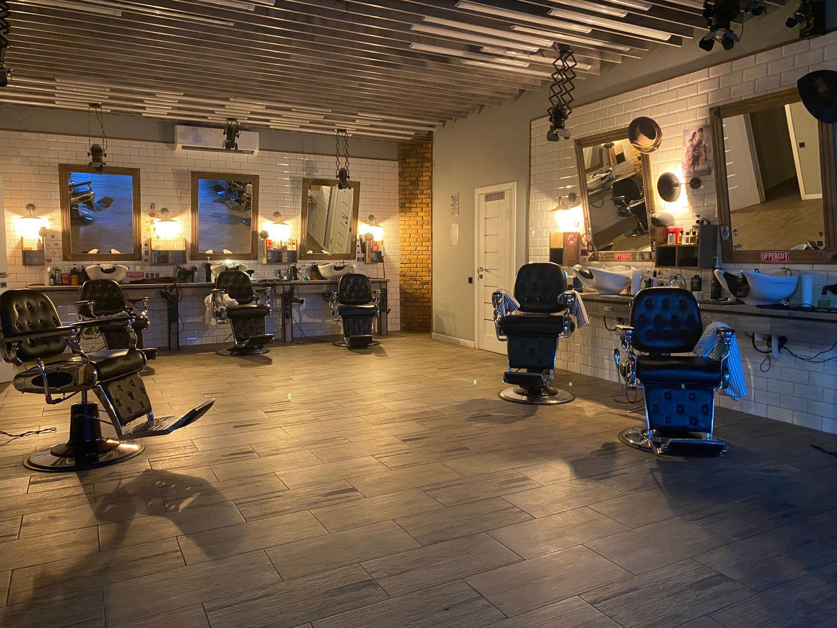 Interior amplio y moderno de un salón de belleza con sillas y espejos